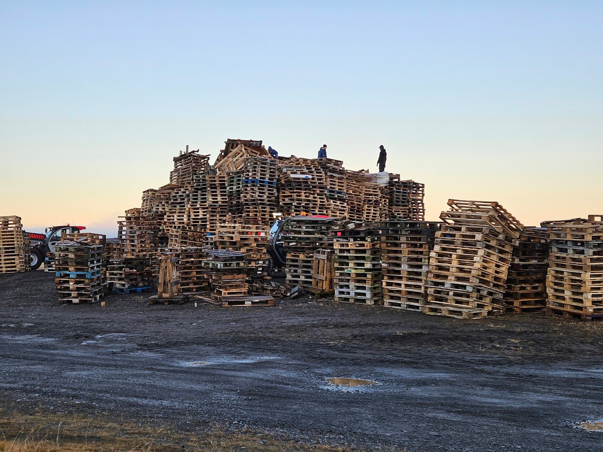 Hlaðið í mikinn bálköst á Breiðinni