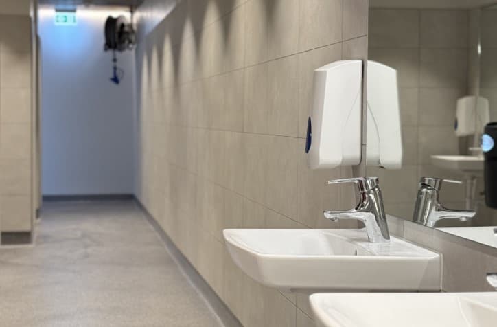 Endurbótum lokið á búningsklefum