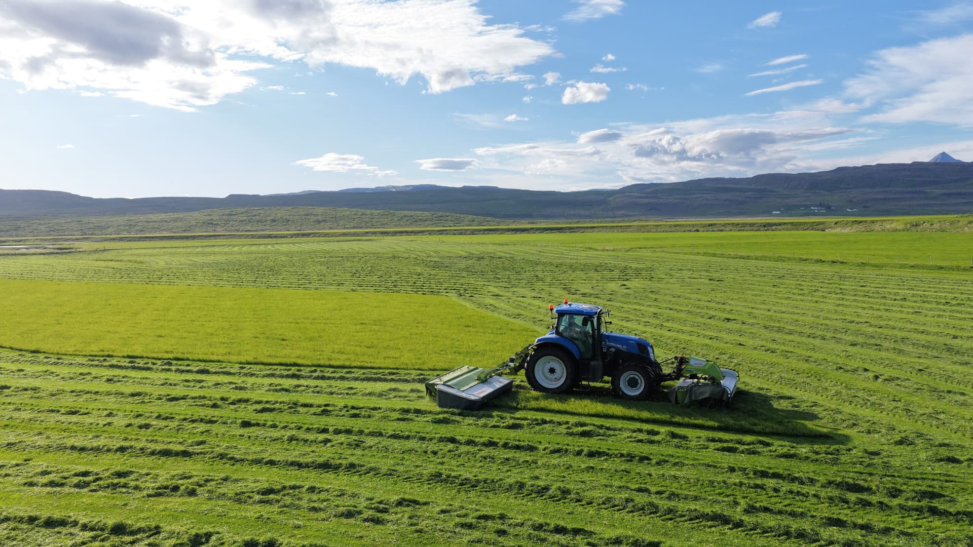 Sláttur er hafinn í Borgarfirði