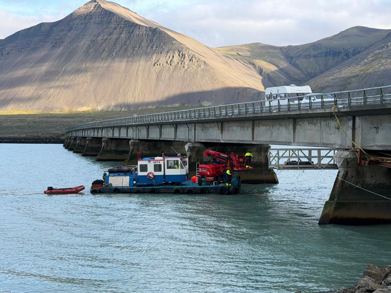 Þrenging verður áfram á brúnni