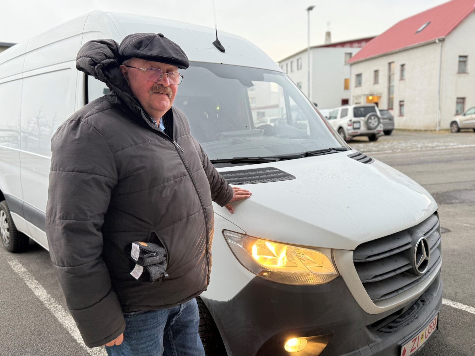 Stofnar flutningafyrirtæki á áttræðisaldri