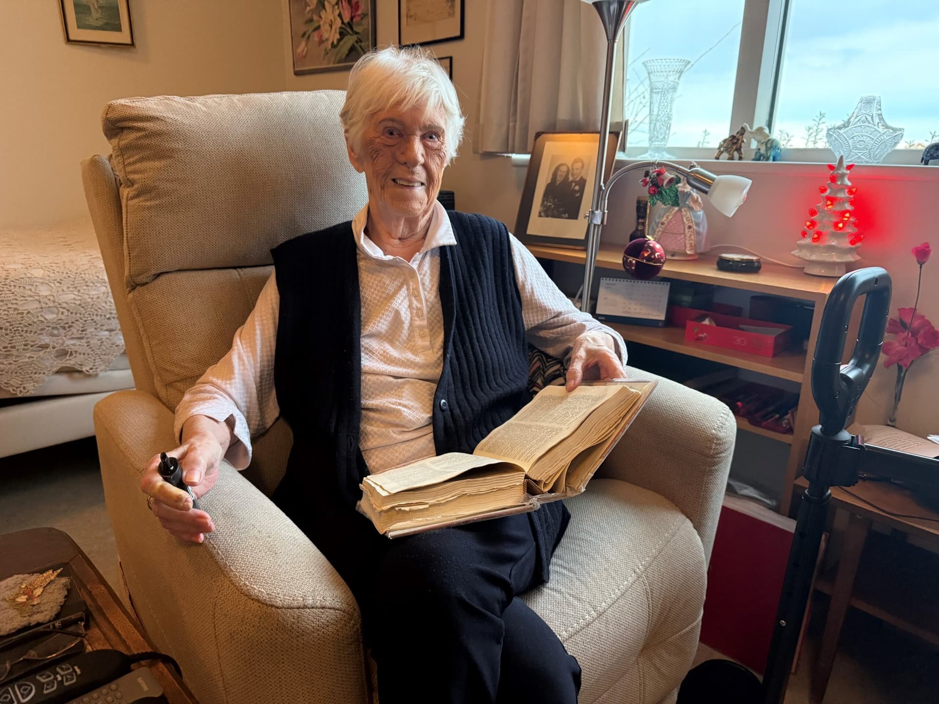 Hefur samið þúsundir krossgátna en rifar nú seglin