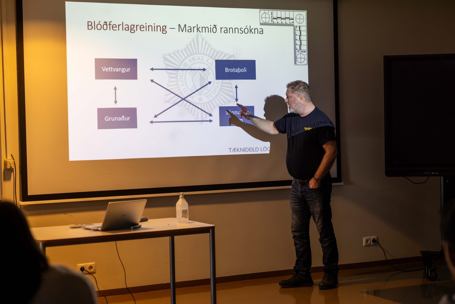 Tæknideild lögreglunnar mætti í FSN