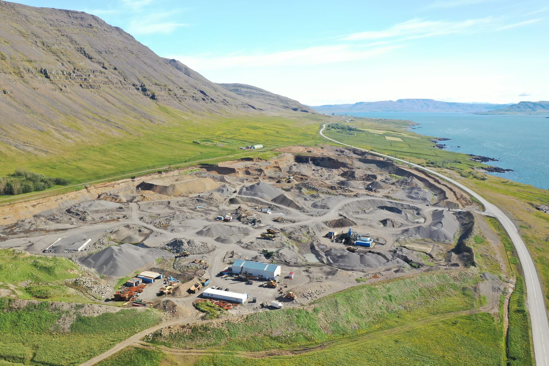 Vísbendingar um efnistöku umfram heimildir í Hvalfjarðarsveit