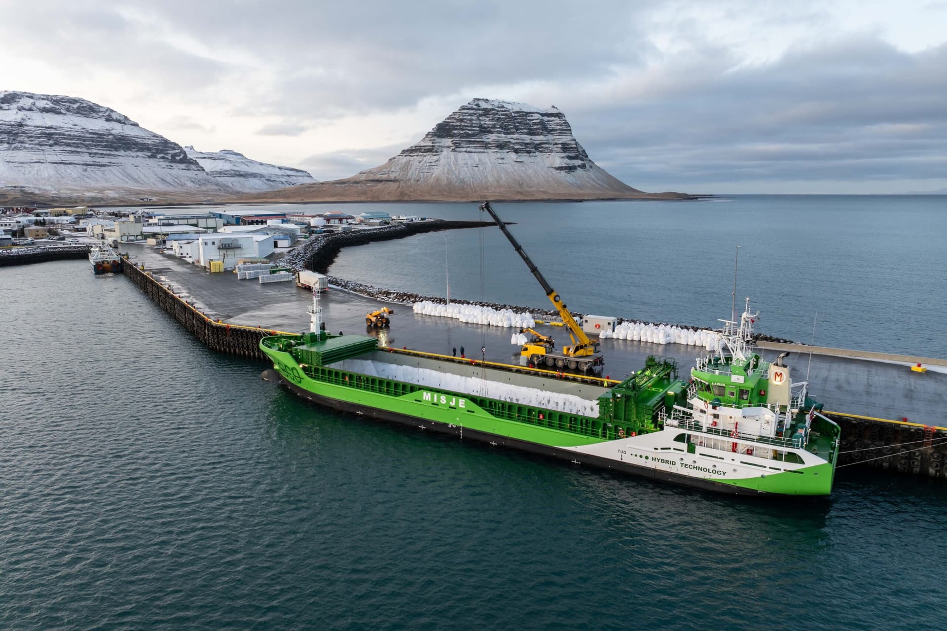 1600 tonnum af salti skipað upp