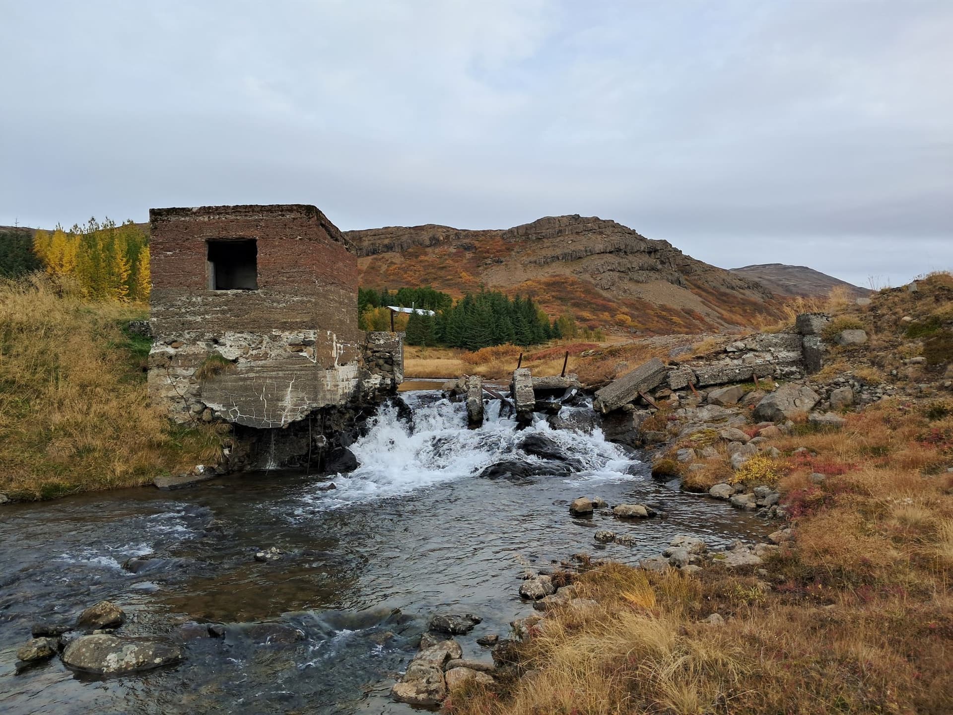 Fjarlægðu gamla stíflu í Melsá í Ytri Hraundal
