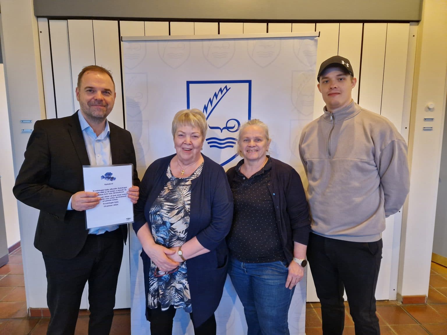 Kvenfélagið Fjóla gefur til búnaðarkaupa í íþróttahúsið