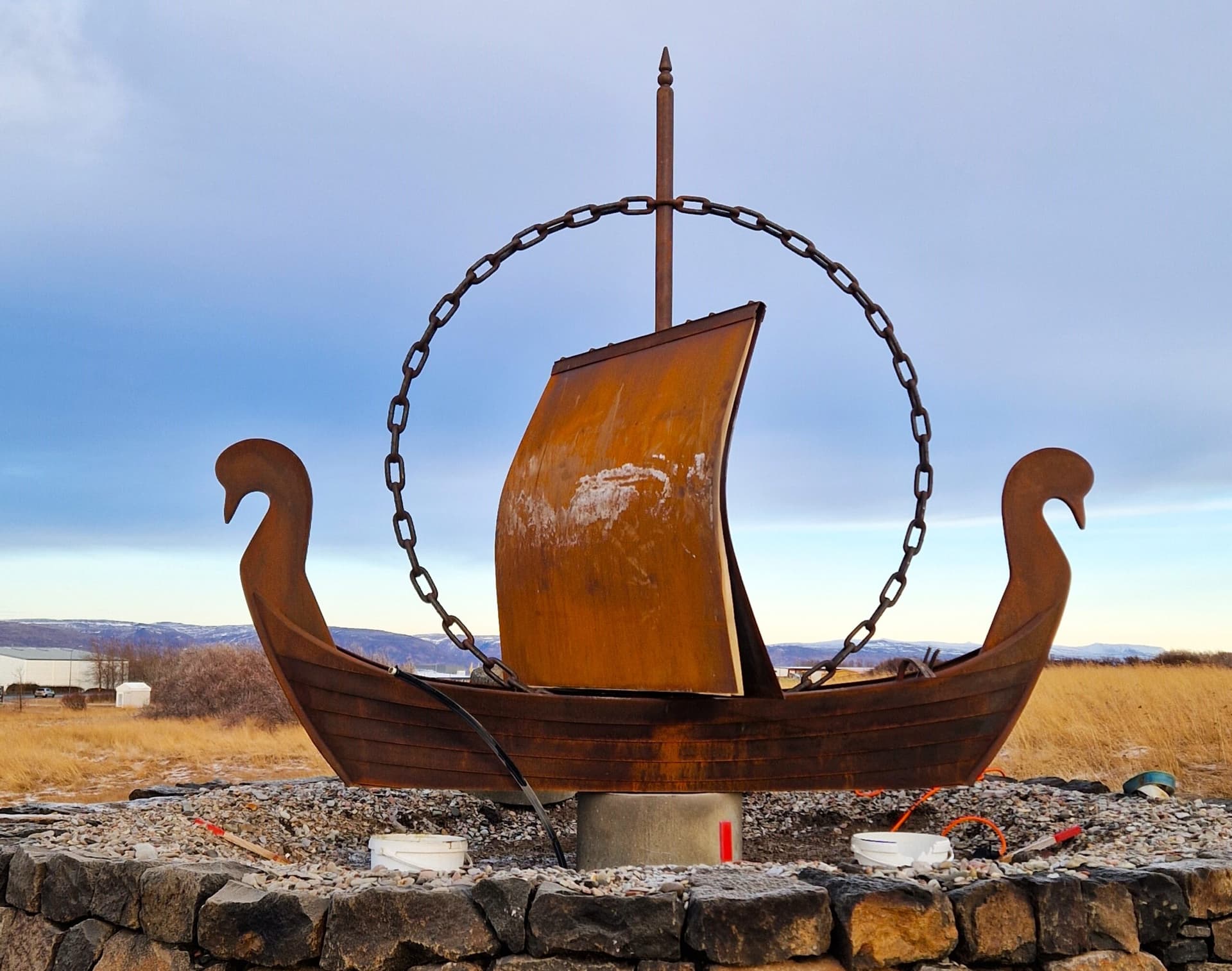 Aðkomutáknið komið á sinn stað í Búðardal