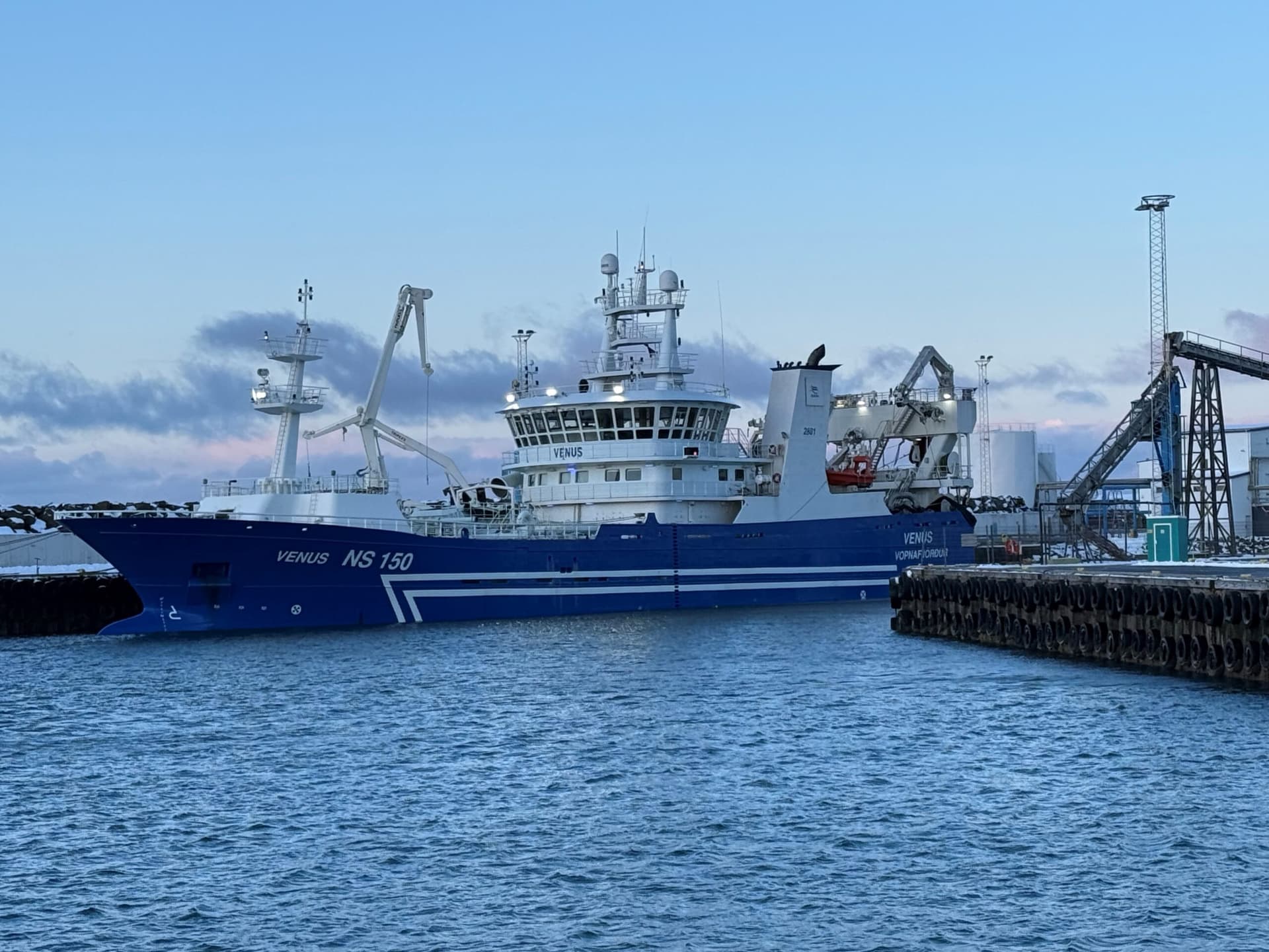 Fyrsta loðnan komin á Akranes