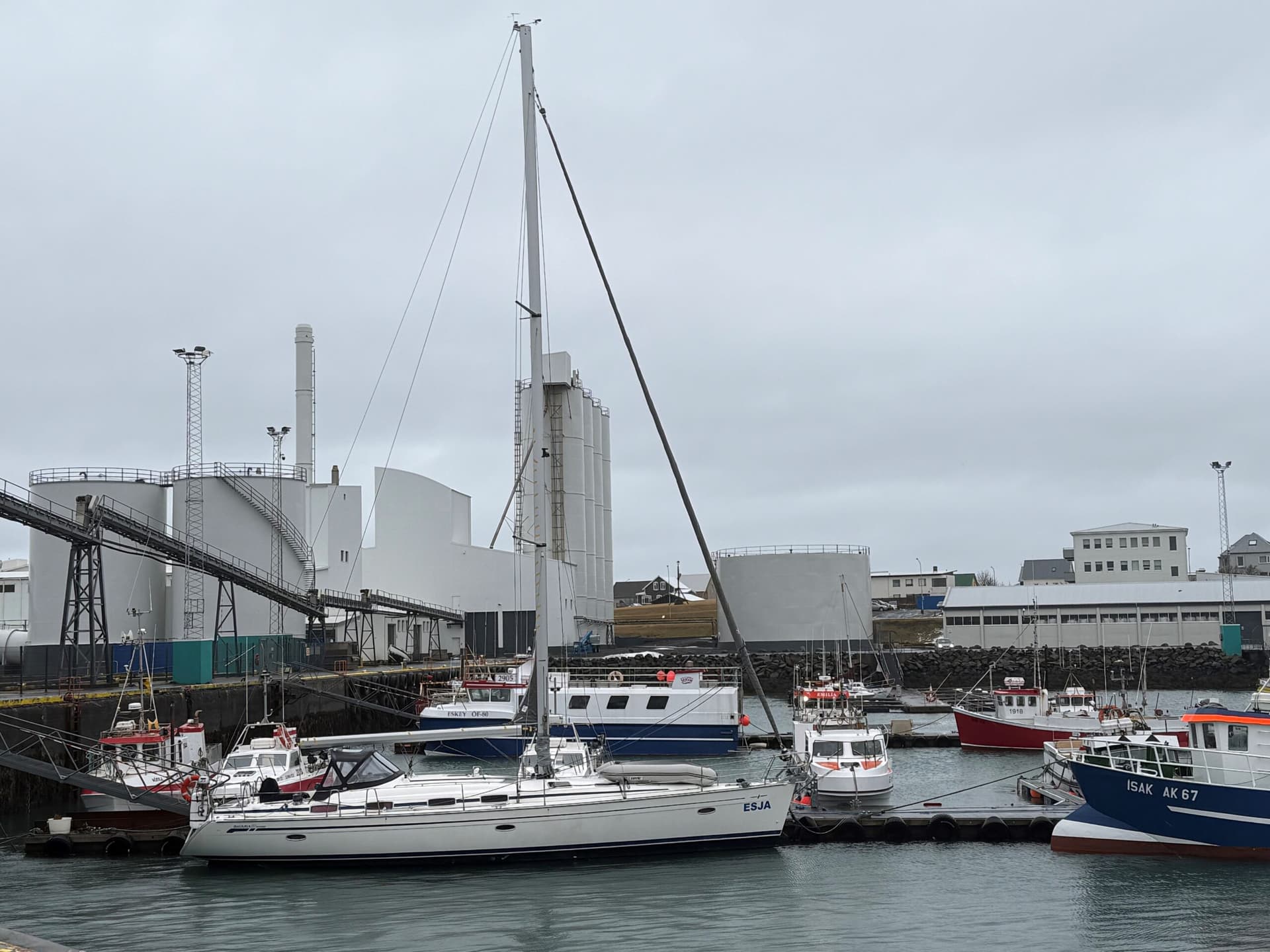 Skútan Esja baular á umhverfi sitt í Akraneshöfn