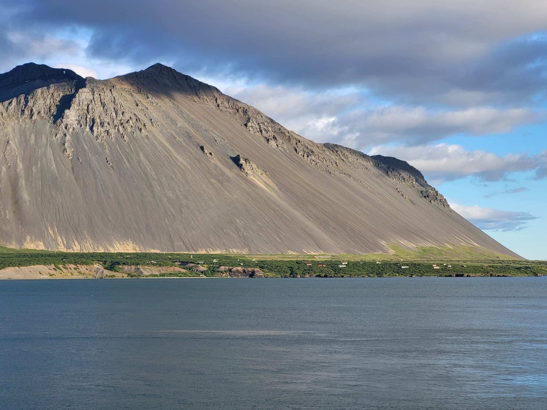 Gul viðvörun um land allt á annan í páskum