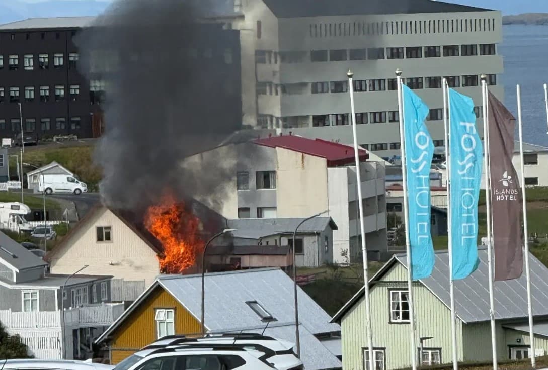 Hús varð eldi að bráð