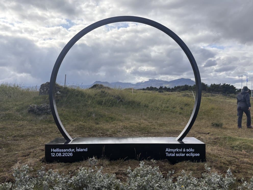 Minnisvarði um almyrkvann settur upp í Snæfellsbæ
