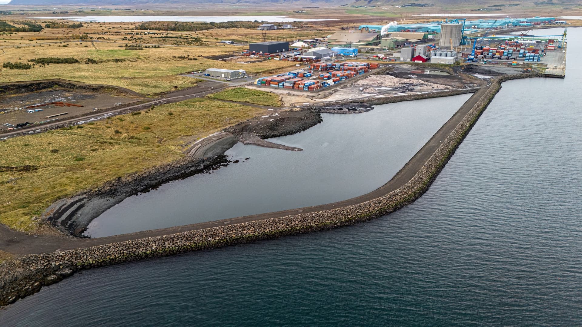 Nýr sjóvarnargarður risinn á Grundartanga